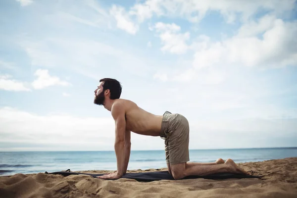 Man Performing Yoga Beach — Stock Photo, Image