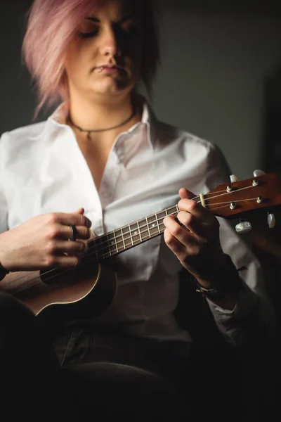 Kadın Bir Gitar Müzik Okulu — Stok fotoğraf