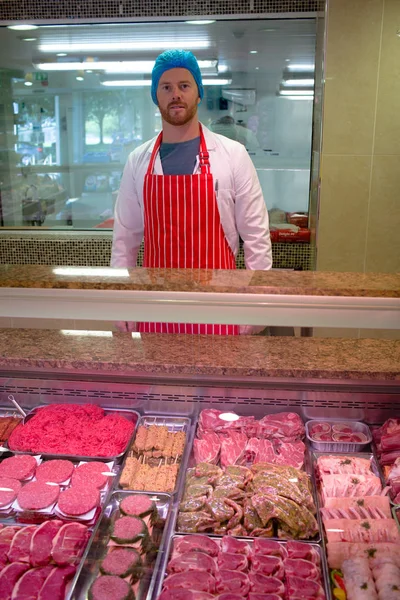 Retrato Açougueiro Balcão Carne Açougue — Fotografia de Stock