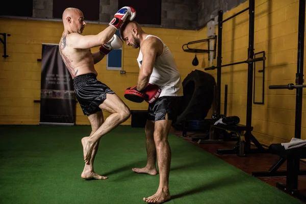 Boční Pohled Dvou Thajských Boxerů Cvičení Tělocvičně — Stock fotografie