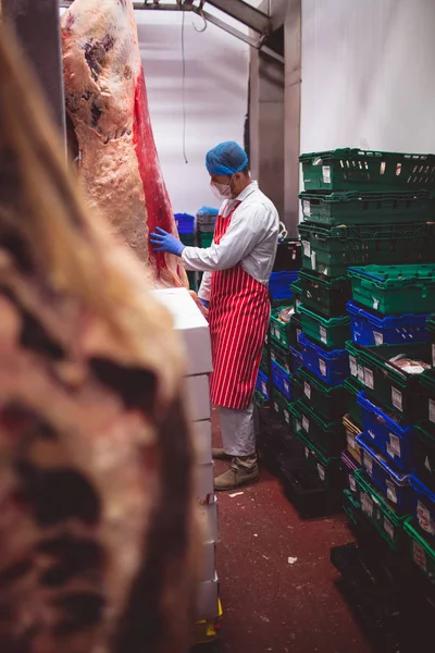 Carnicero Examinando Carne Roja Colgada Almacén Carnicería —  Fotos de Stock