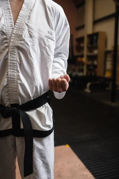 Bránice Člověka Kimonu Karate Postavení Fitness Studiu — Stock fotografie