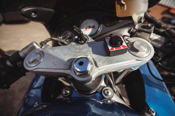 Detail Řídítka Motocyklu Klíčem Dílně — Stock fotografie