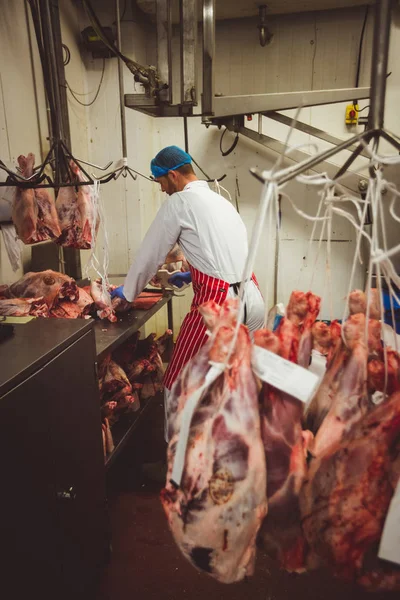 Macellaio Che Lavora Nel Magazzino Della Carne Macelleria — Foto Stock