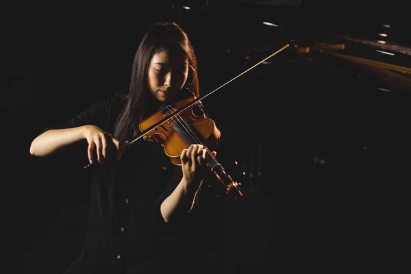 Estudante Feminina Tocando Violino Estúdio — Fotografia de Stock
