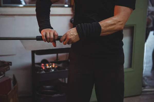 Beskuren Bild Glasblåsaren Holding Blåsrör Glasblåsning Fabriken — Stockfoto