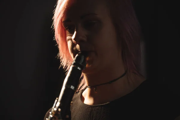 Close Woman Playing Clarinet Music School — Stock Photo, Image