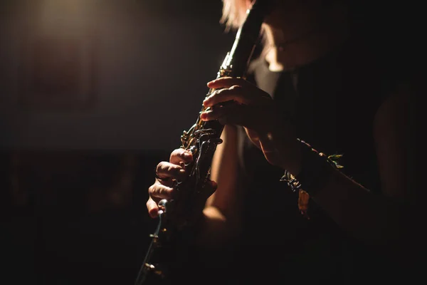 Middensectie Ervan Vrouw Spelen Een Klarinet Muziekschool — Stockfoto