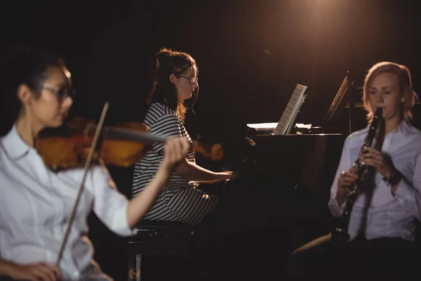 Három Női Hallgatók Játék Zongorára Klarinétra Hegedű Stúdióban — Stock Fotó