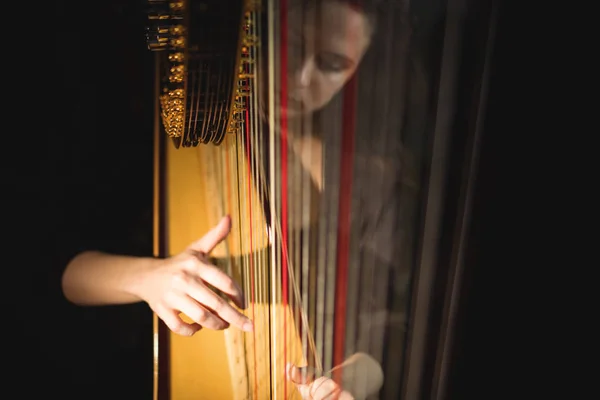 Mujer Atenta Tocando Arpa Escuela Música — Foto de Stock