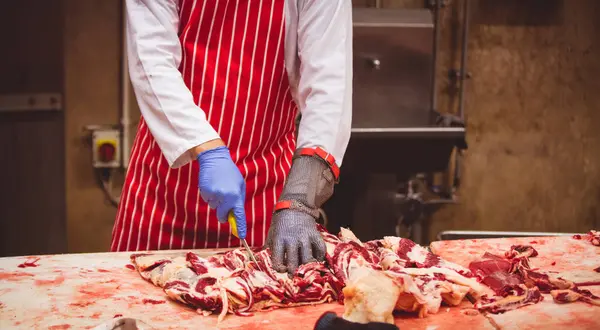 Sezione Intermedia Del Macellaio Che Taglia Carne Rossa Macelleria — Foto Stock