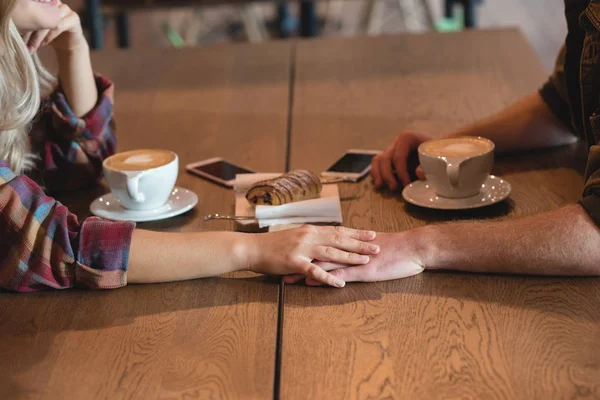 Romantisches Paar Hält Hand Hand Café — Stockfoto