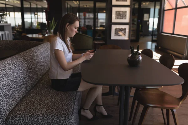 Vrouwelijke Uitvoerend Gebruik Mobiele Telefoon Cafetaria Kantoor — Stockfoto