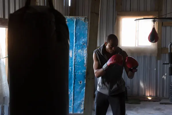 Boxeur Masculin Déterminé Pratiquant Boxe Dans Studio Fitness — Photo