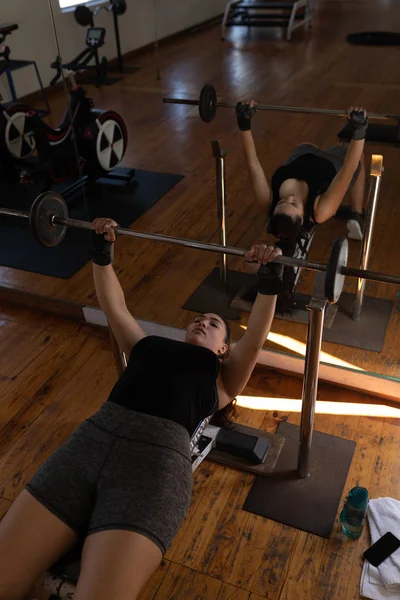 Młoda Kobieta Bokser Ćwiczenia Sztangą Fitness Studio — Zdjęcie stockowe