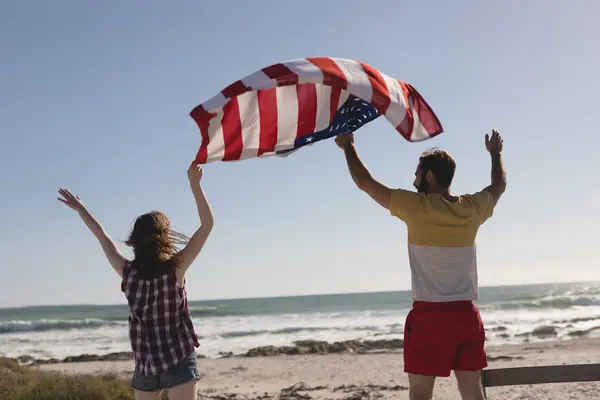 Hátulnézet Pár Gazdaság Amerikai Zászló Beach — Stock Fotó