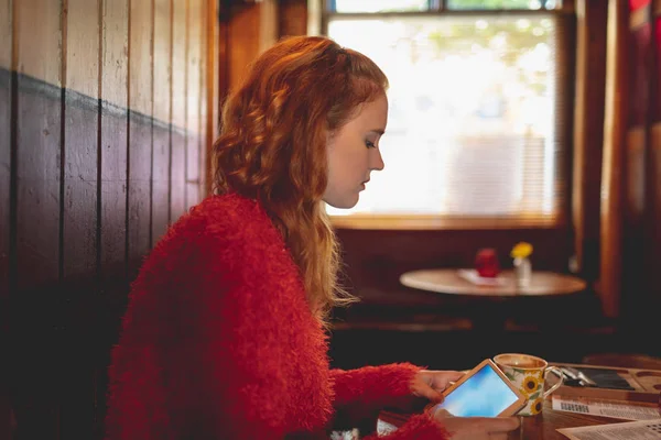 Redhead Woman Using Digital Tablet Cafe — Stock Photo, Image