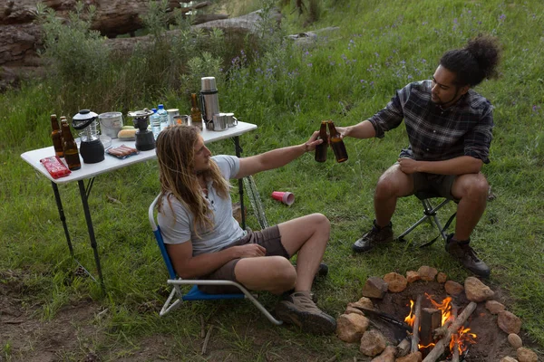 Hombre Toasting Beer Bottle Campfire Camping —  Fotos de Stock