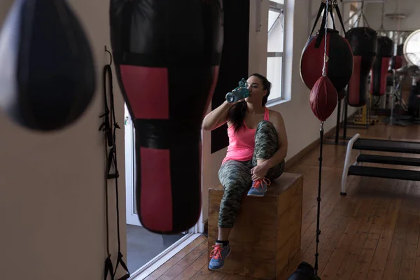Mulher Boxer Ter Água Estúdio Fitness — Fotografia de Stock