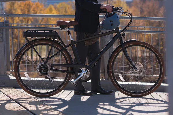 Χαμηλό Τμήμα Του Άνδρα Στέκεται Ποδήλατο Στη Γέφυρα Της Πόλης — Φωτογραφία Αρχείου