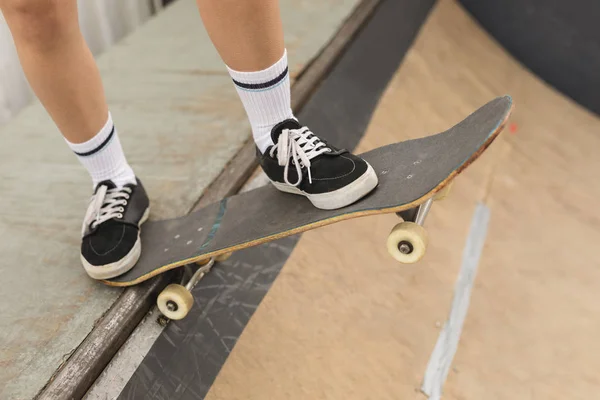 Close Skatista Feminino Patinando Rampa Skate Tribunal Skate — Fotografia de Stock