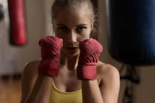 Porträtt Kvinnliga Boxare Bildar Hand Knytnäve Fitnesstudion — Stockfoto