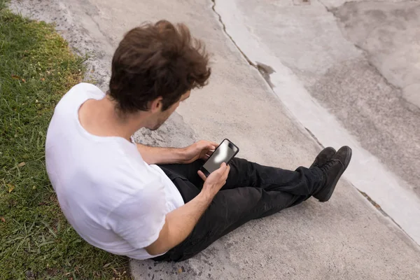 High Angle View Man Using Mobile Phone Skateboard Park — Stock Photo, Image
