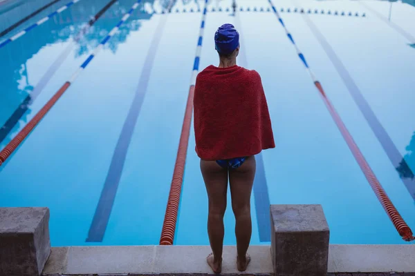 Vista Posteriore Del Giovane Nuotatore Femminile Avvolto Asciugamano Piedi Vicino — Foto Stock