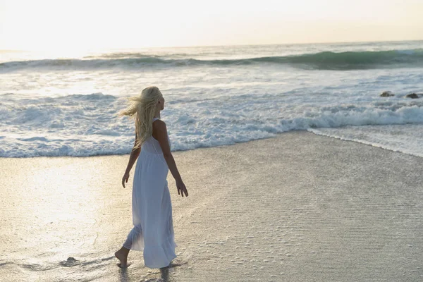 Zijaanzicht Van Blonde Mooie Vrouw Wandelen Het Strand Een Zonnige — Stockfoto