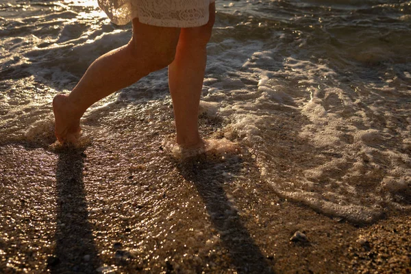 Section Basse Une Femme Âgée Active Marchant Sur Bord Eau — Photo