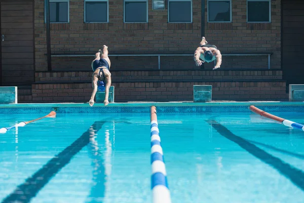 Vista Frontal Nadadores Caucásicos Masculinos Femeninos Saltando Agua Mismo Tiempo — Foto de Stock