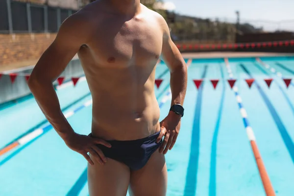 Mid Sectie Van Mannelijke Zwemmer Met Handen Hip Staan Voor — Stockfoto