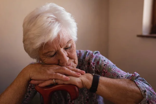 Widok Przodu Aktywny Senior Kobiety Spanie Opierając Się Pędach Kuchni — Zdjęcie stockowe