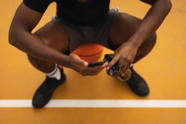 Sección Baja Del Jugador Que Relaja Cancha Baloncesto Mientras Usa —  Fotos de Stock