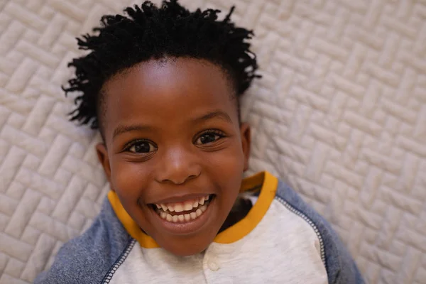 Retrato Niño Afroamericano Feliz Acostado Cama Casa Sonríe Mira Cámara — Foto de Stock