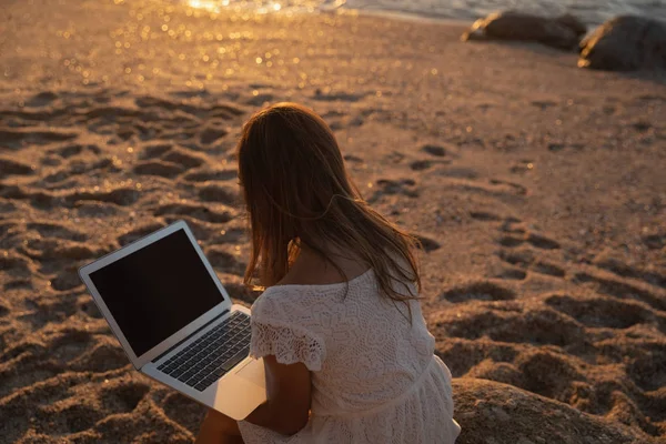 Вид Сзади Женщины Помощью Ноутбука Пляже Закате — стоковое фото