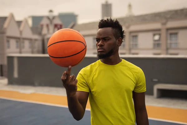 Vista Frontal Del Jugador Baloncesto Afroamericano Balanceando Pelota Dedo Cancha — Foto de Stock