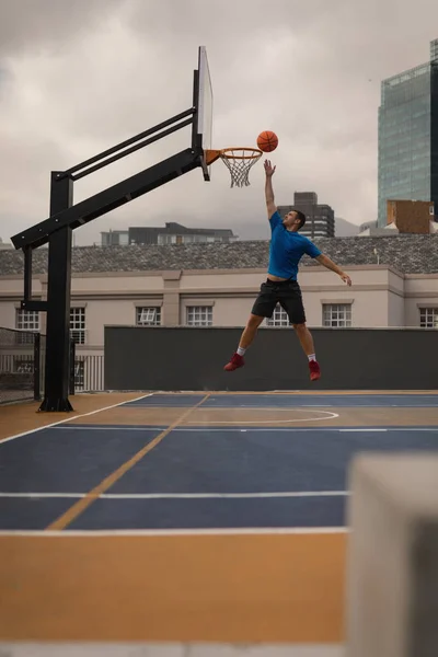 Boční Pohled Kavkazské Basketbalový Hráč Hrát Basketbal Košíkovou Proti Město — Stock fotografie