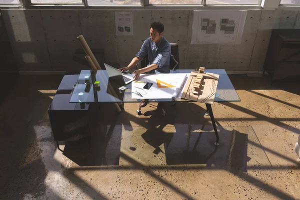 Vista Alto Ângulo Arquiteto Masculino Asiático Sentado Mesa Trabalhando Laptop — Fotografia de Stock