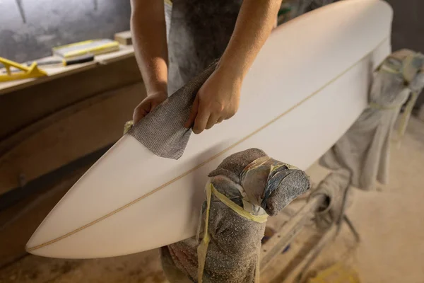 Sección Media Tabla Surf Limpieza Del Hombre Con Paño Taller — Foto de Stock