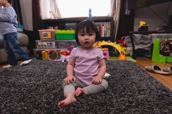 Retrato Pequeno Bebê Asiático Bonito Olhando Para Câmera Sentado Tapete — Fotografia de Stock