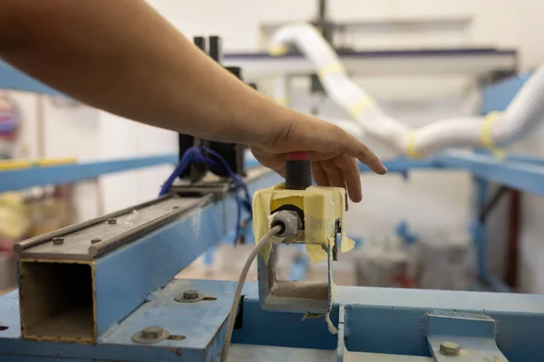 Primer Plano Del Trabajador Presionando Botón Rojo Máquina Taller Tabla — Foto de Stock