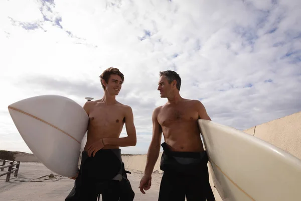 Frontansicht Kaukasischer Vater Und Sohn Mit Surfbrett Interagieren Strand Miteinander — Stockfoto