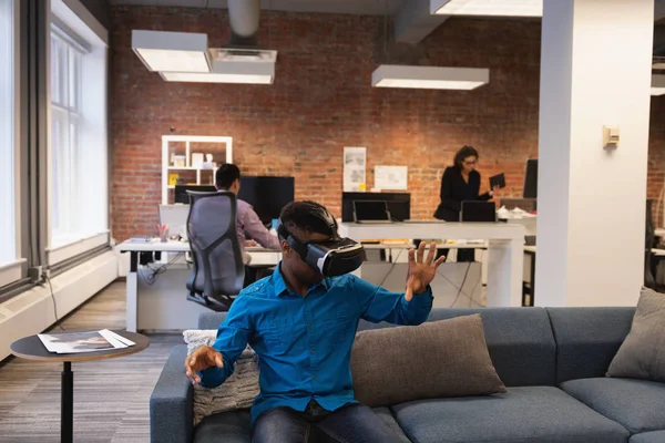 Visão Frontal Empresário Afro Americano Usando Fones Ouvido Realidade Virtual — Fotografia de Stock