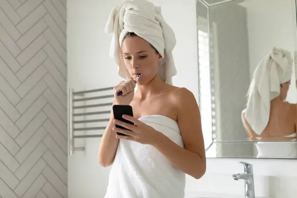 Beautiful Woman Using Her Phone While Brushing Her Teeth Bathroom — Stock Photo, Image