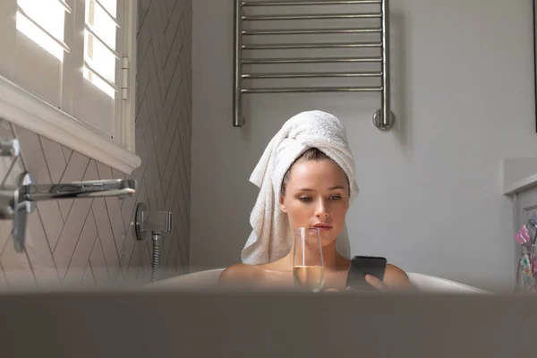 Hermosa Mujer Tomando Champán Revisando Teléfono Bañera Casa — Foto de Stock