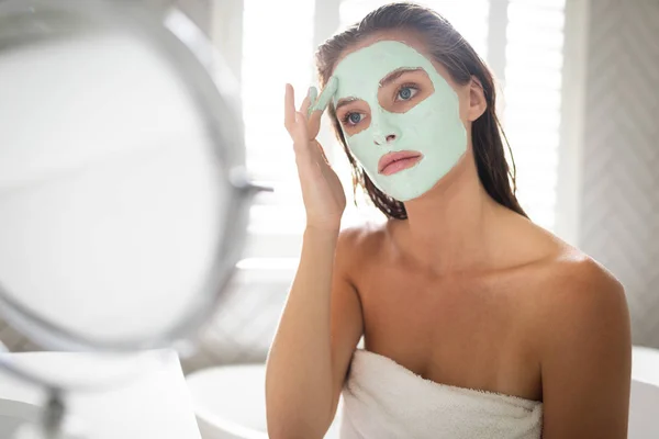 Gros Plan Femme Regardant Dans Miroir Appliquant Masque Facial Après — Photo