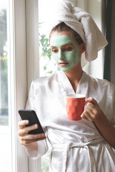 Mooie Vrouw Gezichtsmasker Met Behulp Van Mobiele Telefoon Buurt Van — Stockfoto