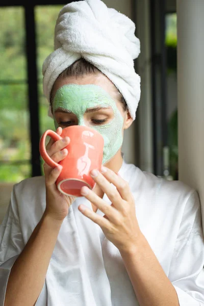 Vista Frontal Mujer Máscara Cara Beber Café Casa — Foto de Stock