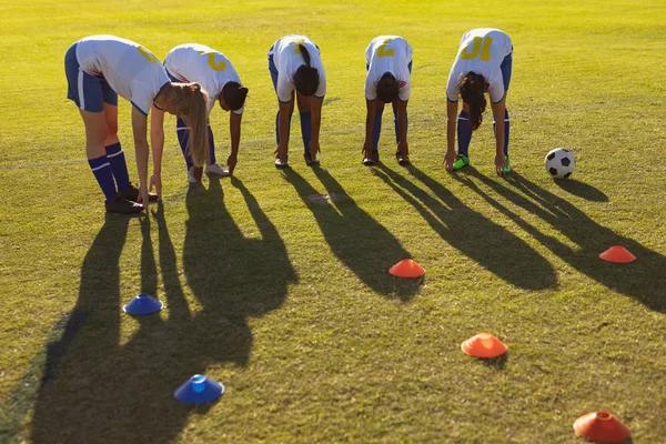 Vista Frontal Diversas Jogadoras Futebol Fazendo Exercício Aquecimento Campo Dia — Fotografia de Stock